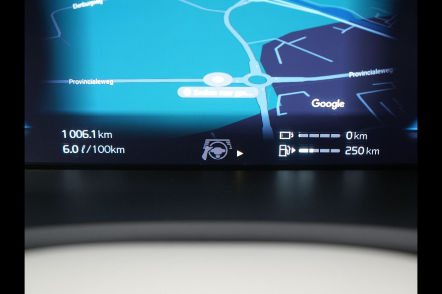 Volvo XC90 T8 Recharge AWD Ultimate Dark 7 Persoons LONG RANGE Plug In Hybrid 455pk Dealer O.H. PHEV | Trekhaak Af Fabriek | Panodak | Head Up | Adaptive Cruise | Harman / Kardon | 360 Camera | Lederen Sportstoelen Massage & Memory & Ventilatie | Google Assistent | Stoelen & Stuur Verwarmd |