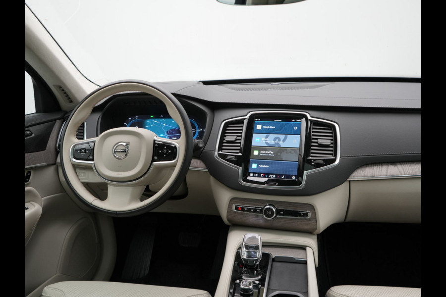Volvo XC90 T8 Recharge AWD Ultimate Dark 7 Persoons LONG RANGE Plug In Hybrid 455pk Dealer O.H. PHEV | Trekhaak Af Fabriek | Panodak | Head Up | Adaptive Cruise | Harman / Kardon | 360 Camera | Lederen Sportstoelen Massage & Memory & Ventilatie | Google Assistent | Stoelen & Stuur Verwarmd |