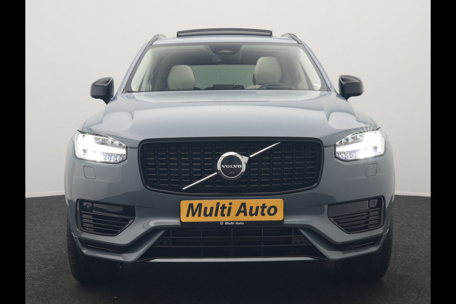Volvo XC90 T8 Recharge AWD Ultimate Dark 7 Persoons LONG RANGE Plug In Hybrid 455pk Dealer O.H. PHEV | Trekhaak Af Fabriek | Panodak | Head Up | Adaptive Cruise | Harman / Kardon | 360 Camera | Lederen Sportstoelen Massage & Memory & Ventilatie | Google Assistent | Stoelen & Stuur Verwarmd |