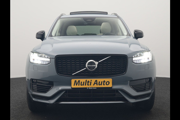Volvo XC90 T8 Recharge AWD Ultimate Dark 7 Persoons LONG RANGE Plug In Hybrid 455pk Dealer O.H. PHEV | Trekhaak Af Fabriek | Panodak | Head Up | Adaptive Cruise | Harman / Kardon | 360 Camera | Lederen Sportstoelen Massage & Memory & Ventilatie | Google Assistent | Stoelen & Stuur Verwarmd |