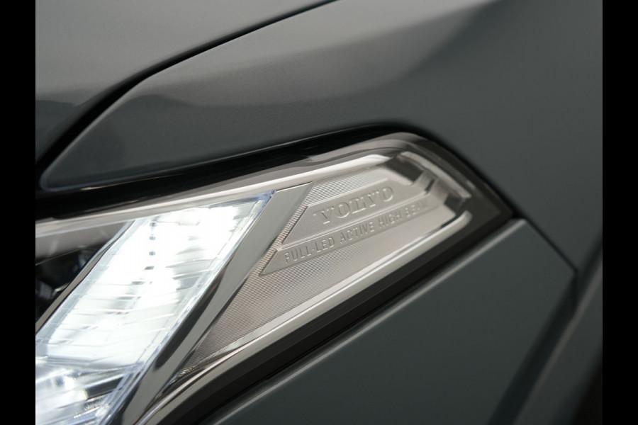 Volvo XC90 T8 Recharge AWD Ultimate Dark 7 Persoons LONG RANGE Plug In Hybrid 455pk Dealer O.H. PHEV | Trekhaak Af Fabriek | Panodak | Head Up | Adaptive Cruise | Harman / Kardon | 360 Camera | Lederen Sportstoelen Massage & Memory & Ventilatie | Google Assistent | Stoelen & Stuur Verwarmd |