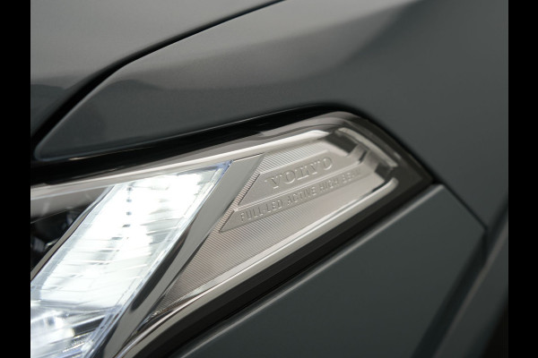 Volvo XC90 T8 Recharge AWD Ultimate Dark 7 Persoons LONG RANGE Plug In Hybrid 455pk Dealer O.H. PHEV | Trekhaak Af Fabriek | Panodak | Head Up | Adaptive Cruise | Harman / Kardon | 360 Camera | Lederen Sportstoelen Massage & Memory & Ventilatie | Google Assistent | Stoelen & Stuur Verwarmd |