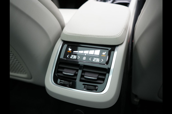 Volvo XC90 T8 Recharge AWD Ultimate Dark 7 Persoons LONG RANGE Plug In Hybrid 455pk Dealer O.H. PHEV | Trekhaak Af Fabriek | Panodak | Head Up | Adaptive Cruise | Harman / Kardon | 360 Camera | Lederen Sportstoelen Massage & Memory & Ventilatie | Google Assistent | Stoelen & Stuur Verwarmd |