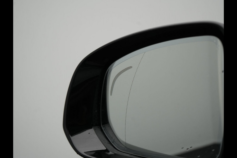 Volvo XC90 T8 Recharge AWD Ultimate Dark 7 Persoons LONG RANGE Plug In Hybrid 455pk Dealer O.H. PHEV | Trekhaak Af Fabriek | Panodak | Head Up | Adaptive Cruise | Harman / Kardon | 360 Camera | Lederen Sportstoelen Massage & Memory & Ventilatie | Google Assistent | Stoelen & Stuur Verwarmd |