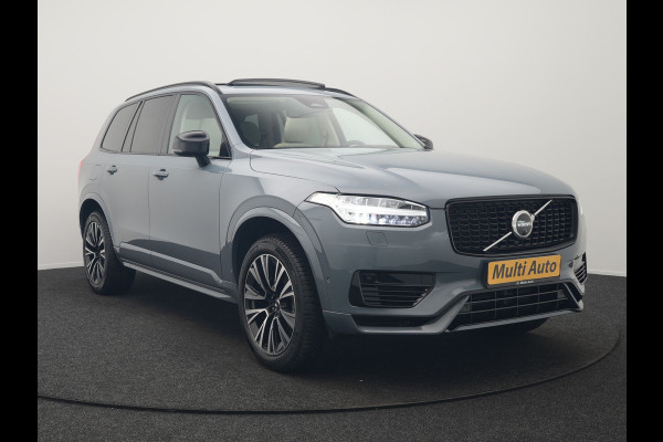 Volvo XC90 T8 Recharge AWD Ultimate Dark 7 Persoons LONG RANGE Plug In Hybrid 455pk Dealer O.H. PHEV | Trekhaak Af Fabriek | Panodak | Head Up | Adaptive Cruise | Harman / Kardon | 360 Camera | Lederen Sportstoelen Massage & Memory & Ventilatie | Google Assistent | Stoelen & Stuur Verwarmd |