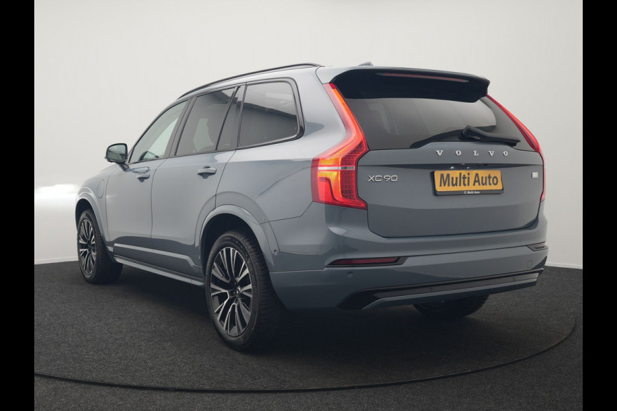 Volvo XC90 T8 Recharge AWD Ultimate Dark 7 Persoons LONG RANGE Plug In Hybrid 455pk Dealer O.H. PHEV | Trekhaak Af Fabriek | Panodak | Head Up | Adaptive Cruise | Harman / Kardon | 360 Camera | Lederen Sportstoelen Massage & Memory & Ventilatie | Google Assistent | Stoelen & Stuur Verwarmd |