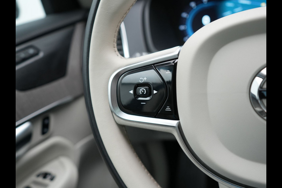 Volvo XC90 T8 Recharge AWD Ultimate Dark 7 Persoons LONG RANGE Plug In Hybrid 455pk Dealer O.H. PHEV | Trekhaak Af Fabriek | Panodak | Head Up | Adaptive Cruise | Harman / Kardon | 360 Camera | Lederen Sportstoelen Massage & Memory & Ventilatie | Google Assistent | Stoelen & Stuur Verwarmd |