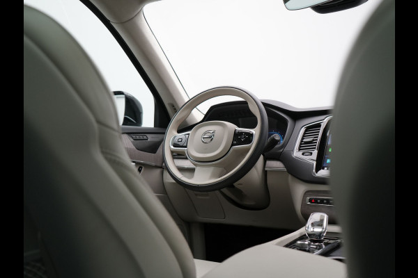 Volvo XC90 T8 Recharge AWD Ultimate Dark 7 Persoons LONG RANGE Plug In Hybrid 455pk Dealer O.H. PHEV | Trekhaak Af Fabriek | Panodak | Head Up | Adaptive Cruise | Harman / Kardon | 360 Camera | Lederen Sportstoelen Massage & Memory & Ventilatie | Google Assistent | Stoelen & Stuur Verwarmd |