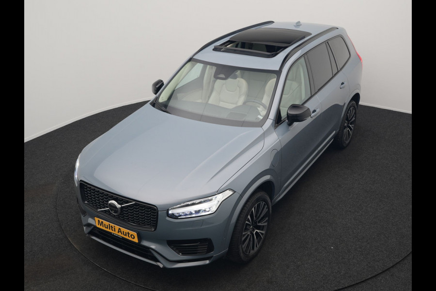 Volvo XC90 T8 Recharge AWD Ultimate Dark 7 Persoons LONG RANGE Plug In Hybrid 455pk Dealer O.H. PHEV | Trekhaak Af Fabriek | Panodak | Head Up | Adaptive Cruise | Harman / Kardon | 360 Camera | Lederen Sportstoelen Massage & Memory & Ventilatie | Google Assistent | Stoelen & Stuur Verwarmd |
