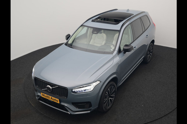 Volvo XC90 T8 Recharge AWD Ultimate Dark 7 Persoons LONG RANGE Plug In Hybrid 455pk Dealer O.H. PHEV | Trekhaak Af Fabriek | Panodak | Head Up | Adaptive Cruise | Harman / Kardon | 360 Camera | Lederen Sportstoelen Massage & Memory & Ventilatie | Google Assistent | Stoelen & Stuur Verwarmd |