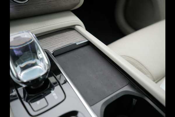 Volvo XC90 T8 Recharge AWD Ultimate Dark 7 Persoons LONG RANGE Plug In Hybrid 455pk Dealer O.H. PHEV | Trekhaak Af Fabriek | Panodak | Head Up | Adaptive Cruise | Harman / Kardon | 360 Camera | Lederen Sportstoelen Massage & Memory & Ventilatie | Google Assistent | Stoelen & Stuur Verwarmd |