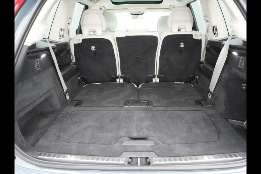 Volvo XC90 T8 Recharge AWD Ultimate Dark 7 Persoons LONG RANGE Plug In Hybrid 455pk Dealer O.H. PHEV | Trekhaak Af Fabriek | Panodak | Head Up | Adaptive Cruise | Harman / Kardon | 360 Camera | Lederen Sportstoelen Massage & Memory & Ventilatie | Google Assistent | Stoelen & Stuur Verwarmd |