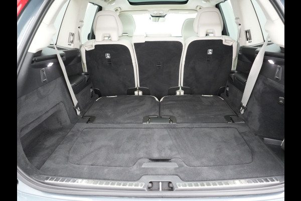 Volvo XC90 T8 Recharge AWD Ultimate Dark 7 Persoons LONG RANGE Plug In Hybrid 455pk Dealer O.H. PHEV | Trekhaak Af Fabriek | Panodak | Head Up | Adaptive Cruise | Harman / Kardon | 360 Camera | Lederen Sportstoelen Massage & Memory & Ventilatie | Google Assistent | Stoelen & Stuur Verwarmd |