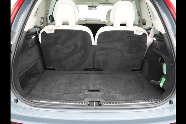 Volvo XC90 T8 Recharge AWD Ultimate Dark 7 Persoons LONG RANGE Plug In Hybrid 455pk Dealer O.H. PHEV | Trekhaak Af Fabriek | Panodak | Head Up | Adaptive Cruise | Harman / Kardon | 360 Camera | Lederen Sportstoelen Massage & Memory & Ventilatie | Google Assistent | Stoelen & Stuur Verwarmd |