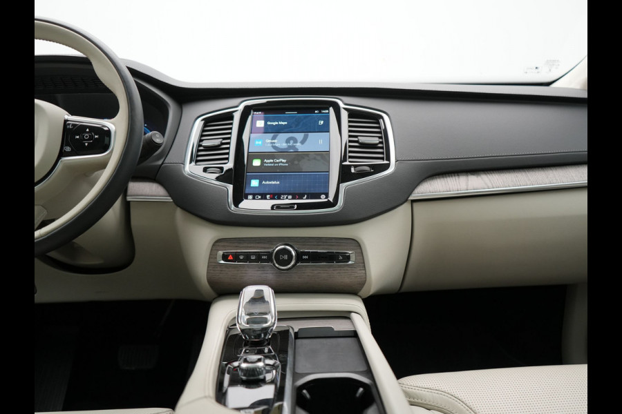 Volvo XC90 T8 Recharge AWD Ultimate Dark 7 Persoons LONG RANGE Plug In Hybrid 455pk Dealer O.H. PHEV | Trekhaak Af Fabriek | Panodak | Head Up | Adaptive Cruise | Harman / Kardon | 360 Camera | Lederen Sportstoelen Massage & Memory & Ventilatie | Google Assistent | Stoelen & Stuur Verwarmd |