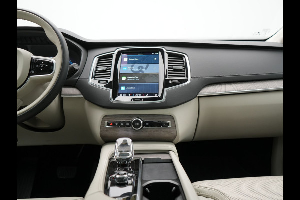 Volvo XC90 T8 Recharge AWD Ultimate Dark 7 Persoons LONG RANGE Plug In Hybrid 455pk Dealer O.H. PHEV | Trekhaak Af Fabriek | Panodak | Head Up | Adaptive Cruise | Harman / Kardon | 360 Camera | Lederen Sportstoelen Massage & Memory & Ventilatie | Google Assistent | Stoelen & Stuur Verwarmd |