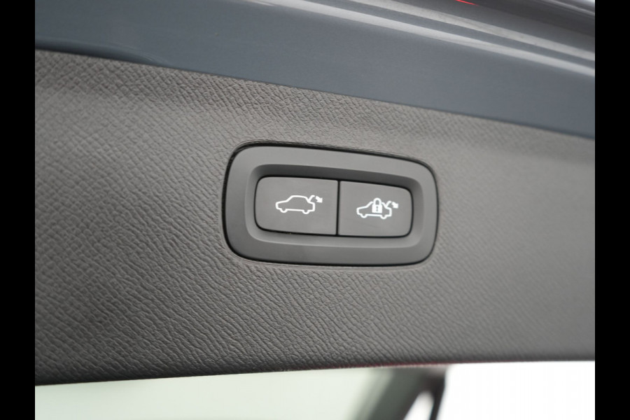 Volvo XC90 T8 Recharge AWD Ultimate Dark 7 Persoons LONG RANGE Plug In Hybrid 455pk Dealer O.H. PHEV | Trekhaak Af Fabriek | Panodak | Head Up | Adaptive Cruise | Harman / Kardon | 360 Camera | Lederen Sportstoelen Massage & Memory & Ventilatie | Google Assistent | Stoelen & Stuur Verwarmd |