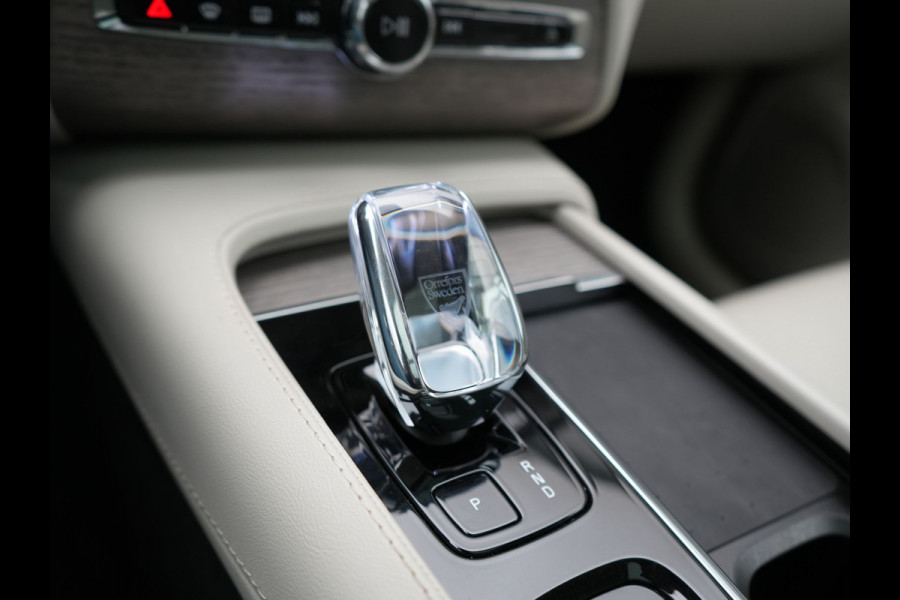 Volvo XC90 T8 Recharge AWD Ultimate Dark 7 Persoons LONG RANGE Plug In Hybrid 455pk Dealer O.H. PHEV | Trekhaak Af Fabriek | Panodak | Head Up | Adaptive Cruise | Harman / Kardon | 360 Camera | Lederen Sportstoelen Massage & Memory & Ventilatie | Google Assistent | Stoelen & Stuur Verwarmd |