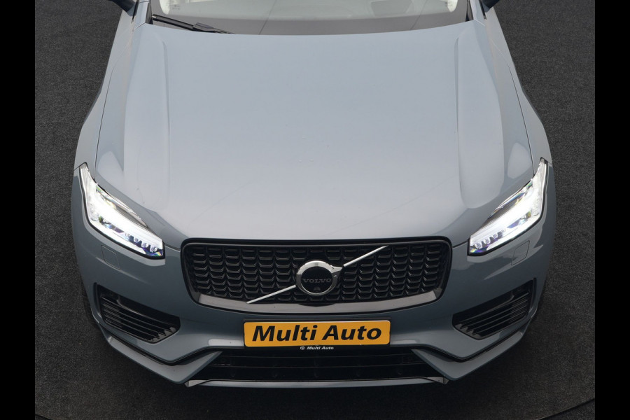 Volvo XC90 T8 Recharge AWD Ultimate Dark 7 Persoons LONG RANGE Plug In Hybrid 455pk Dealer O.H. PHEV | Trekhaak Af Fabriek | Panodak | Head Up | Adaptive Cruise | Harman / Kardon | 360 Camera | Lederen Sportstoelen Massage & Memory & Ventilatie | Google Assistent | Stoelen & Stuur Verwarmd |
