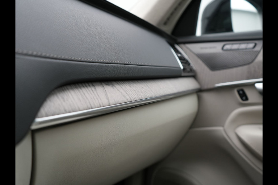 Volvo XC90 T8 Recharge AWD Ultimate Dark 7 Persoons LONG RANGE Plug In Hybrid 455pk Dealer O.H. PHEV | Trekhaak Af Fabriek | Panodak | Head Up | Adaptive Cruise | Harman / Kardon | 360 Camera | Lederen Sportstoelen Massage & Memory & Ventilatie | Google Assistent | Stoelen & Stuur Verwarmd |