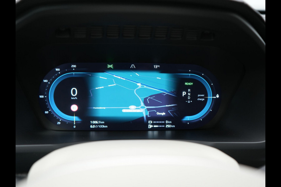 Volvo XC90 T8 Recharge AWD Ultimate Dark 7 Persoons LONG RANGE Plug In Hybrid 455pk Dealer O.H. PHEV | Trekhaak Af Fabriek | Panodak | Head Up | Adaptive Cruise | Harman / Kardon | 360 Camera | Lederen Sportstoelen Massage & Memory & Ventilatie | Google Assistent | Stoelen & Stuur Verwarmd |