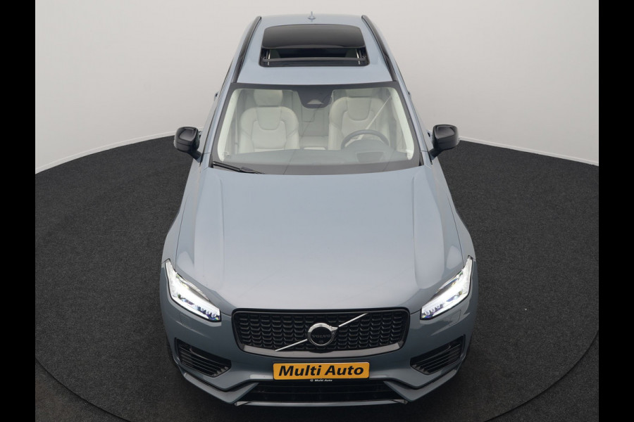 Volvo XC90 T8 Recharge AWD Ultimate Dark 7 Persoons LONG RANGE Plug In Hybrid 455pk Dealer O.H. PHEV | Trekhaak Af Fabriek | Panodak | Head Up | Adaptive Cruise | Harman / Kardon | 360 Camera | Lederen Sportstoelen Massage & Memory & Ventilatie | Google Assistent | Stoelen & Stuur Verwarmd |