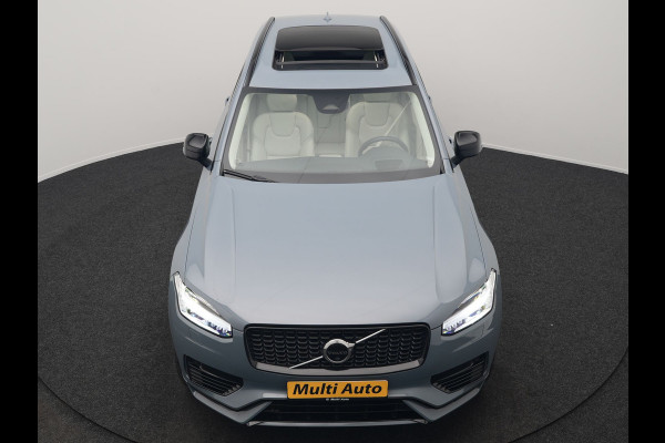 Volvo XC90 T8 Recharge AWD Ultimate Dark 7 Persoons LONG RANGE Plug In Hybrid 455pk Dealer O.H. PHEV | Trekhaak Af Fabriek | Panodak | Head Up | Adaptive Cruise | Harman / Kardon | 360 Camera | Lederen Sportstoelen Massage & Memory & Ventilatie | Google Assistent | Stoelen & Stuur Verwarmd |