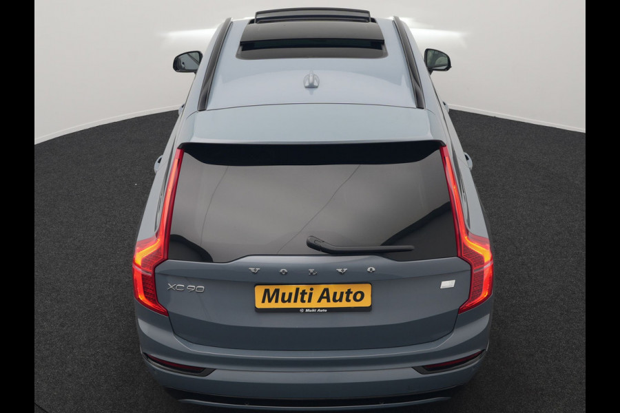 Volvo XC90 T8 Recharge AWD Ultimate Dark 7 Persoons LONG RANGE Plug In Hybrid 455pk Dealer O.H. PHEV | Trekhaak Af Fabriek | Panodak | Head Up | Adaptive Cruise | Harman / Kardon | 360 Camera | Lederen Sportstoelen Massage & Memory & Ventilatie | Google Assistent | Stoelen & Stuur Verwarmd |