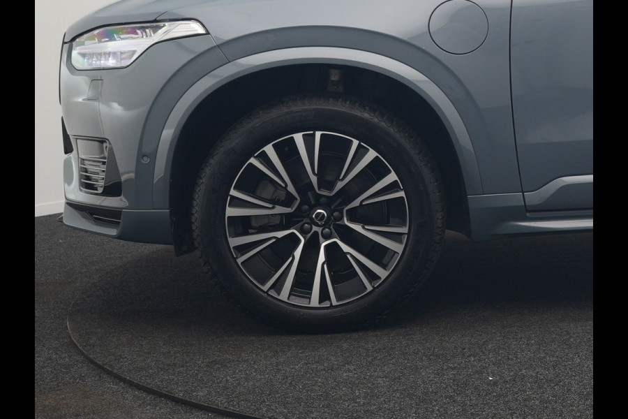 Volvo XC90 T8 Recharge AWD Ultimate Dark 7 Persoons LONG RANGE Plug In Hybrid 455pk Dealer O.H. PHEV | Trekhaak Af Fabriek | Panodak | Head Up | Adaptive Cruise | Harman / Kardon | 360 Camera | Lederen Sportstoelen Massage & Memory & Ventilatie | Google Assistent | Stoelen & Stuur Verwarmd |