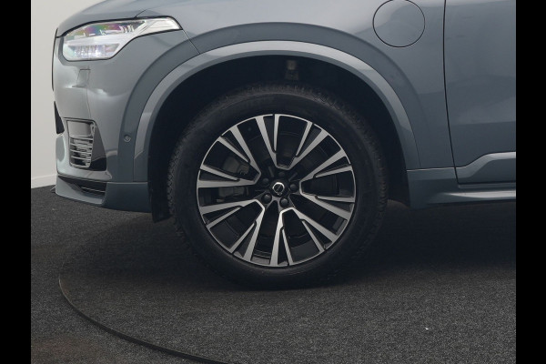 Volvo XC90 T8 Recharge AWD Ultimate Dark 7 Persoons LONG RANGE Plug In Hybrid 455pk Dealer O.H. PHEV | Trekhaak Af Fabriek | Panodak | Head Up | Adaptive Cruise | Harman / Kardon | 360 Camera | Lederen Sportstoelen Massage & Memory & Ventilatie | Google Assistent | Stoelen & Stuur Verwarmd |