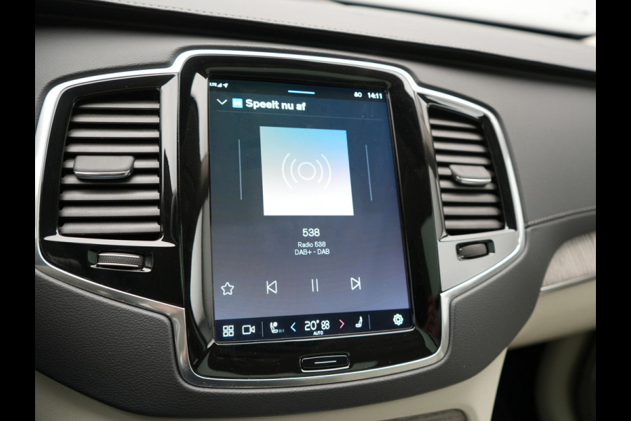 Volvo XC90 T8 Recharge AWD Ultimate Dark 7 Persoons LONG RANGE Plug In Hybrid 455pk Dealer O.H. PHEV | Trekhaak Af Fabriek | Panodak | Head Up | Adaptive Cruise | Harman / Kardon | 360 Camera | Lederen Sportstoelen Massage & Memory & Ventilatie | Google Assistent | Stoelen & Stuur Verwarmd |