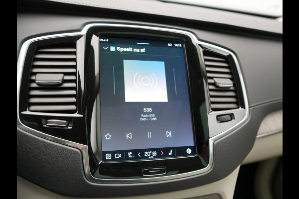 Volvo XC90 T8 Recharge AWD Ultimate Dark 7 Persoons LONG RANGE Plug In Hybrid 455pk Dealer O.H. PHEV | Trekhaak Af Fabriek | Panodak | Head Up | Adaptive Cruise | Harman / Kardon | 360 Camera | Lederen Sportstoelen Massage & Memory & Ventilatie | Google Assistent | Stoelen & Stuur Verwarmd |