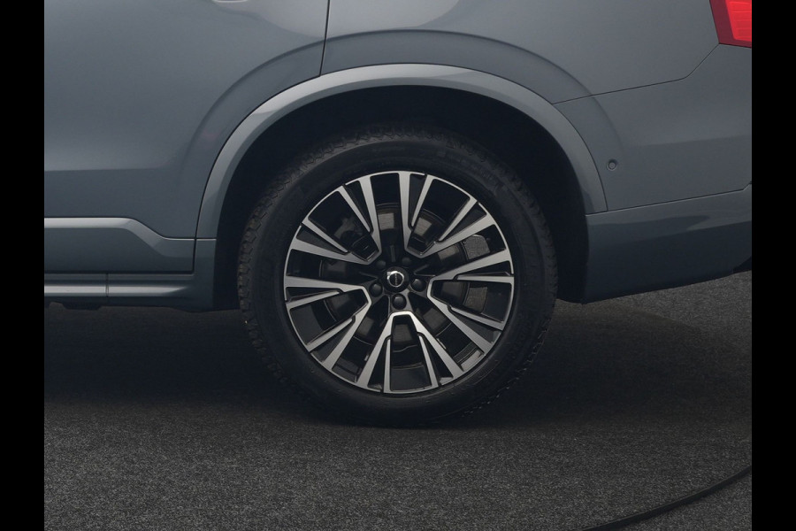 Volvo XC90 T8 Recharge AWD Ultimate Dark 7 Persoons LONG RANGE Plug In Hybrid 455pk Dealer O.H. PHEV | Trekhaak Af Fabriek | Panodak | Head Up | Adaptive Cruise | Harman / Kardon | 360 Camera | Lederen Sportstoelen Massage & Memory & Ventilatie | Google Assistent | Stoelen & Stuur Verwarmd |