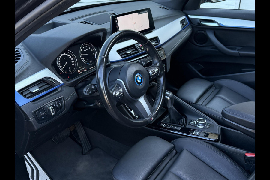 BMW X1 xDrive25e High Executive M SPORT | PANORAMA | TREKHAAK | DRIVING ASS. PLUS | LEDER | KEYLESS | STUURWIEL VERWARMING |