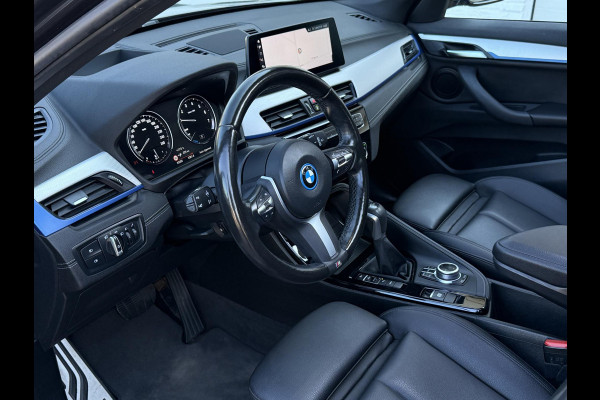 BMW X1 xDrive25e High Executive M SPORT | PANORAMA | TREKHAAK | DRIVING ASS. PLUS | LEDER | KEYLESS | STUURWIEL VERWARMING |