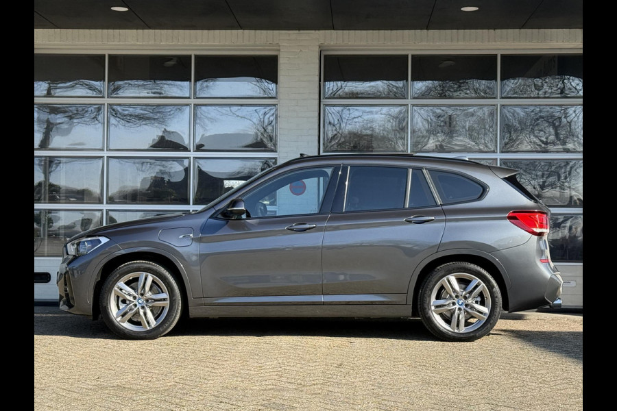 BMW X1 xDrive25e High Executive M SPORT | PANORAMA | TREKHAAK | DRIVING ASS. PLUS | LEDER | KEYLESS | STUURWIEL VERWARMING |