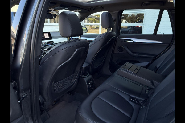 BMW X1 xDrive25e High Executive M SPORT | PANORAMA | TREKHAAK | DRIVING ASS. PLUS | LEDER | KEYLESS | STUURWIEL VERWARMING |