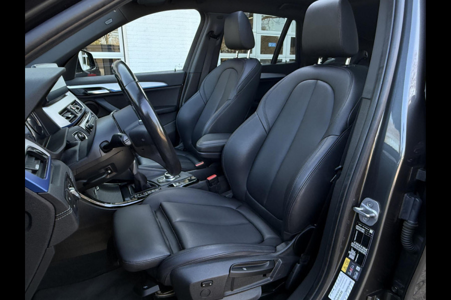 BMW X1 xDrive25e High Executive M SPORT | PANORAMA | TREKHAAK | DRIVING ASS. PLUS | LEDER | KEYLESS | STUURWIEL VERWARMING |