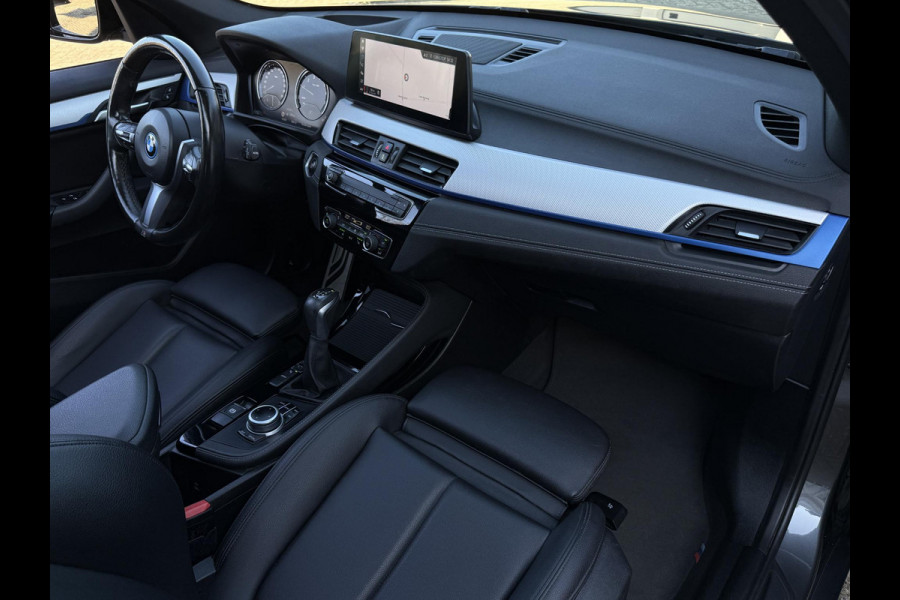 BMW X1 xDrive25e High Executive M SPORT | PANORAMA | TREKHAAK | DRIVING ASS. PLUS | LEDER | KEYLESS | STUURWIEL VERWARMING |
