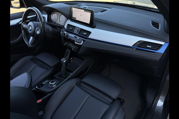 BMW X1 xDrive25e High Executive M SPORT | PANORAMA | TREKHAAK | DRIVING ASS. PLUS | LEDER | KEYLESS | STUURWIEL VERWARMING |