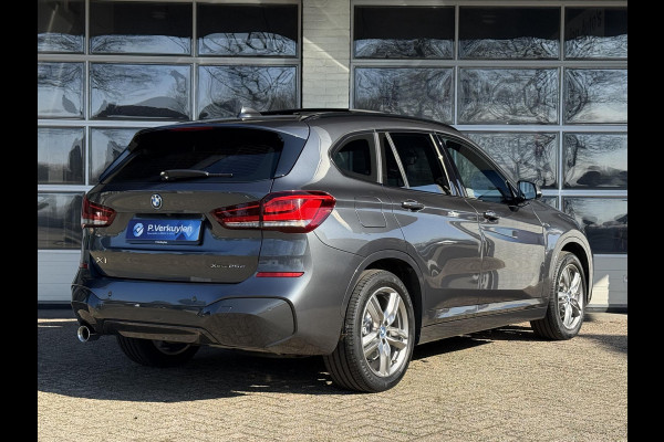 BMW X1 xDrive25e High Executive M SPORT | PANORAMA | TREKHAAK | DRIVING ASS. PLUS | LEDER | KEYLESS | STUURWIEL VERWARMING |