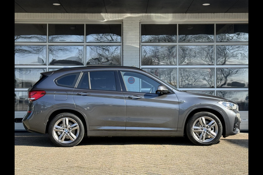 BMW X1 xDrive25e High Executive M SPORT | PANORAMA | TREKHAAK | DRIVING ASS. PLUS | LEDER | KEYLESS | STUURWIEL VERWARMING |