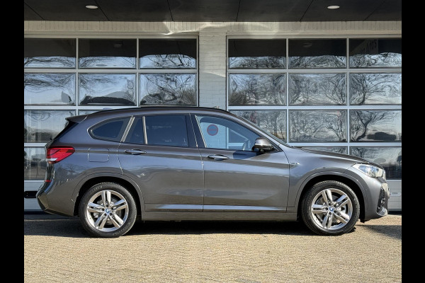 BMW X1 xDrive25e High Executive M SPORT | PANORAMA | TREKHAAK | DRIVING ASS. PLUS | LEDER | KEYLESS | STUURWIEL VERWARMING |