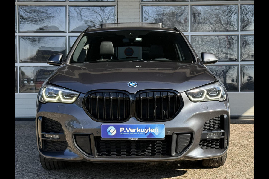BMW X1 xDrive25e High Executive M SPORT | PANORAMA | TREKHAAK | DRIVING ASS. PLUS | LEDER | KEYLESS | STUURWIEL VERWARMING |