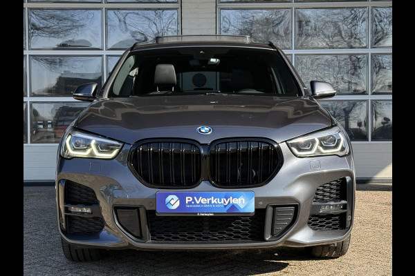 BMW X1 xDrive25e High Executive M SPORT | PANORAMA | TREKHAAK | DRIVING ASS. PLUS | LEDER | KEYLESS | STUURWIEL VERWARMING |