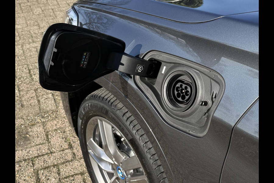 BMW X1 xDrive25e High Executive M SPORT | PANORAMA | TREKHAAK | DRIVING ASS. PLUS | LEDER | KEYLESS | STUURWIEL VERWARMING |