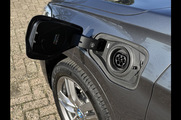 BMW X1 xDrive25e High Executive M SPORT | PANORAMA | TREKHAAK | DRIVING ASS. PLUS | LEDER | KEYLESS | STUURWIEL VERWARMING |