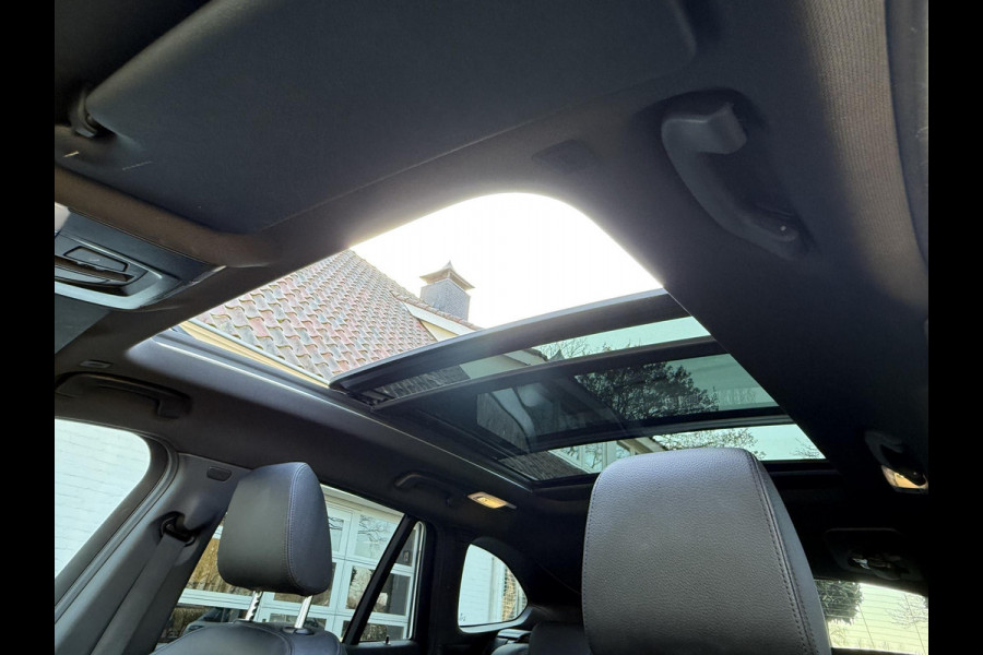 BMW X1 xDrive25e High Executive M SPORT | PANORAMA | TREKHAAK | DRIVING ASS. PLUS | LEDER | KEYLESS | STUURWIEL VERWARMING |