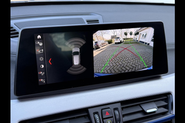 BMW X1 xDrive25e High Executive M SPORT | PANORAMA | TREKHAAK | DRIVING ASS. PLUS | LEDER | KEYLESS | STUURWIEL VERWARMING |