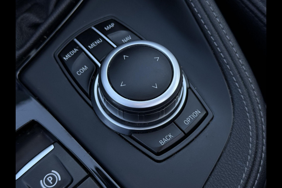 BMW X1 xDrive25e High Executive M SPORT | PANORAMA | TREKHAAK | DRIVING ASS. PLUS | LEDER | KEYLESS | STUURWIEL VERWARMING |